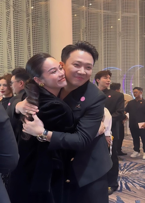 Nhật Kim Anh cũng là khách mời đám cưới Puka. Tại sự kiện, cô hội ngộ Trấn Thành và nhiều đồng nghiệp.