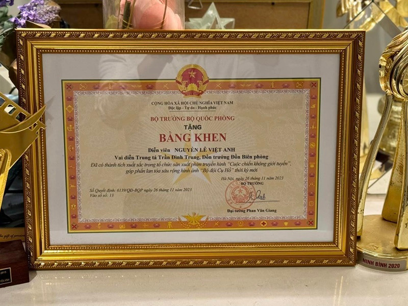 "Một niềm vui không hề nhỏ. Cảm thấy mình cần cố gắng nhiều hơn nữa", Việt Anh chia sẻ.