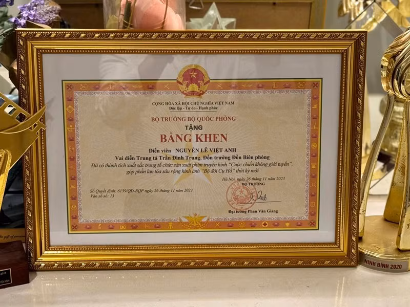 "Một niềm vui không hề nhỏ. Cảm thấy mình cần cố gắng nhiều hơn nữa", Việt Anh chia sẻ.