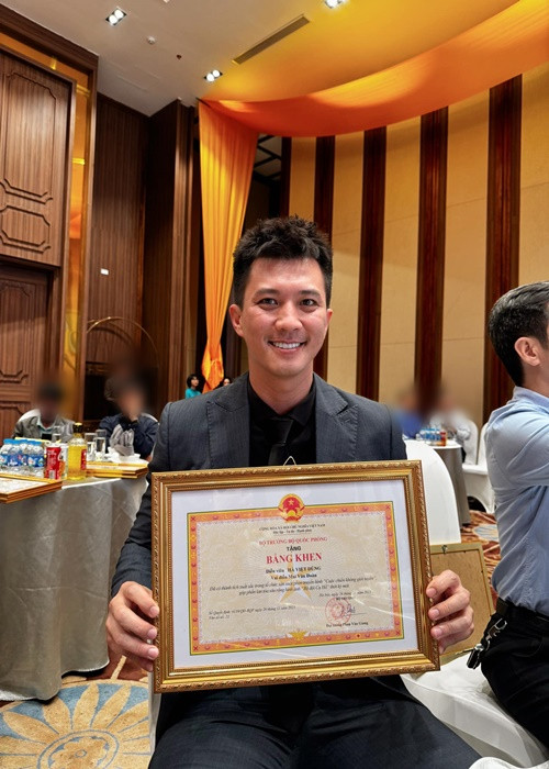 Hà Việt Dũng cũng khoe nhận bằng khen. Anh viết trên trang cá nhân: “Bản thân thấy vinh dự và tự hào vô cùng”.