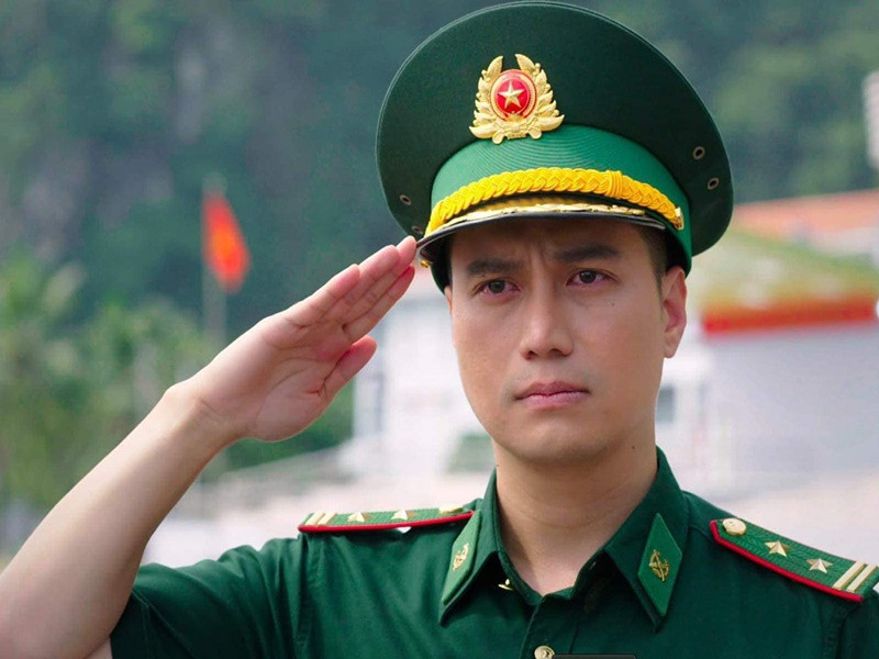 Việt Anh cũng nhận bằng khen của Bộ trưởng Bộ Quốc phòng cho vai diễn trong phim truyền hình Cuộc chiến không giới tuyến.