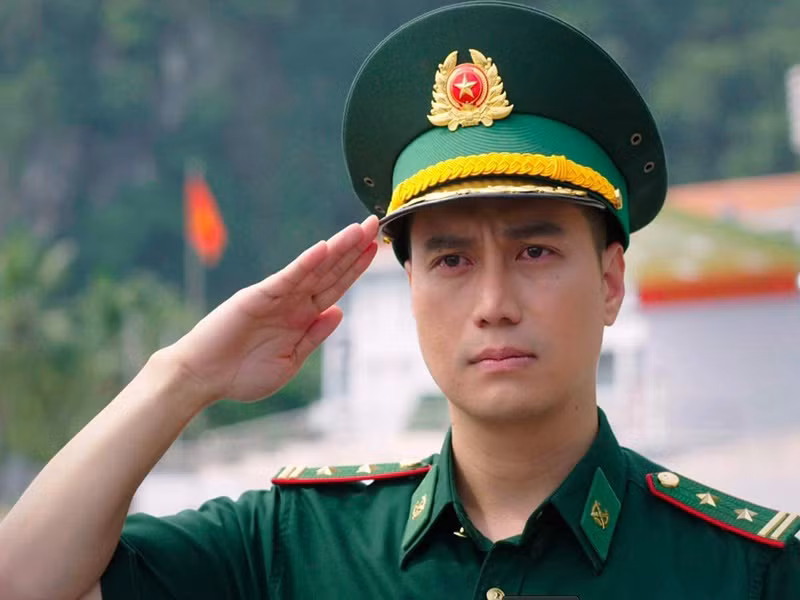 Việt Anh cũng nhận bằng khen của Bộ trưởng Bộ Quốc phòng cho vai diễn trong phim truyền hình Cuộc chiến không giới tuyến.