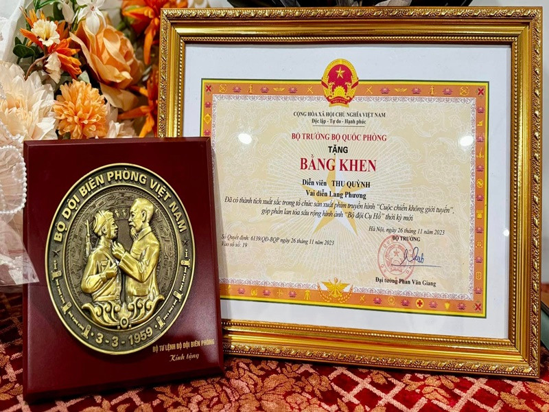 “Cảm ơn nhân duyên này đã mang đến cho mình nhiều trải nghiệm giá trị, nhiều người bạn tuyệt vời. Một hành trình trọn vẹn, đầy tự hào!”, Thu Quỳnh chia sẻ khi nhận bằng khen.