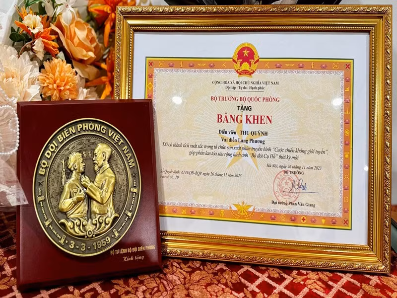 “Cảm ơn nhân duyên này đã mang đến cho mình nhiều trải nghiệm giá trị, nhiều người bạn tuyệt vời. Một hành trình trọn vẹn, đầy tự hào!”, Thu Quỳnh chia sẻ khi nhận bằng khen.