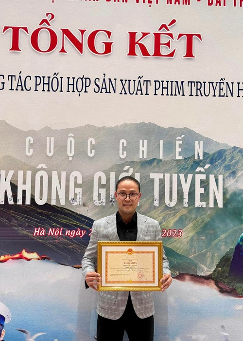 Diễn viên Thái Sơn chia sẻ khi nhận bằng khen: “Tôi xin chân thành cảm ơn các thủ trưởng Bộ Quốc Phòng, Đài truyền hình Việt Nam và quý vị khán giả”.