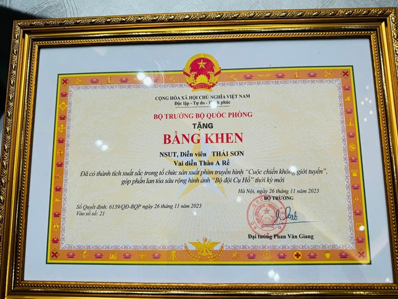 Thái Sơn đóng vai A Rể trong Cuộc chiến không giới tuyến.