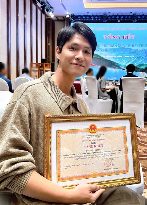 Tô Dũng nhận bằng khen của Bộ trưởng Bộ Quốc phòng cho vai Thượng úy Lê Sỹ Hưng trong Cuộc chiến không giới tuyến.