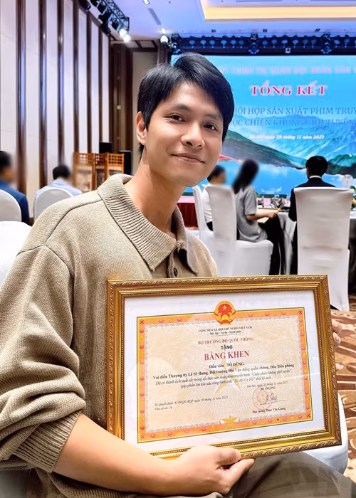 Tô Dũng nhận bằng khen của Bộ trưởng Bộ Quốc phòng cho vai Thượng úy Lê Sỹ Hưng trong Cuộc chiến không giới tuyến.