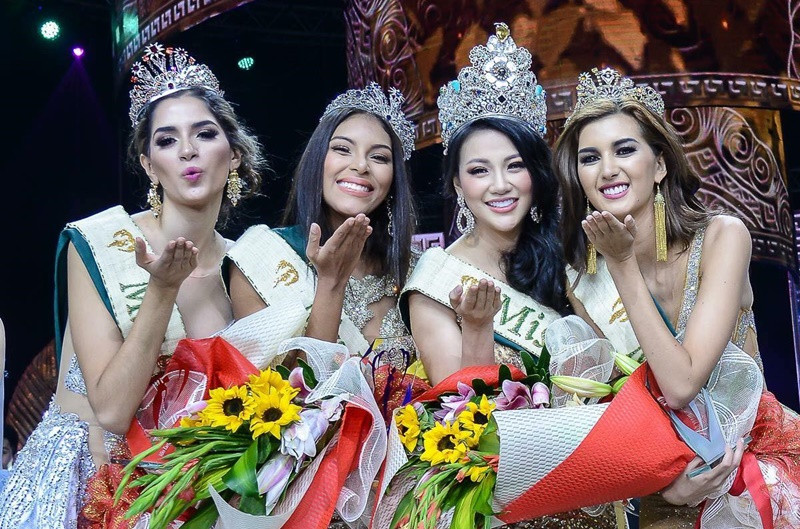 Dù lên tiếng phủ nhận, Phương Khánh vẫn bị tin đồn mua giải bủa vây khiến cô phải bật khóc lên tiếng phân trần một lần nữa. Người đẹp khẳng định cô không hề mua giải, tất cả cô có được là nhờ vào cố gắng của bản thân và ủng hộ từ gia đình.