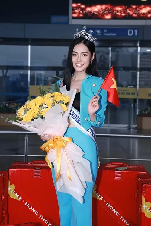 Trên Vietnamnet, Hoa hậu Nông Thúy Hằng cho hay, cô đi thi với tâm thế giao lưu, học hỏi, kết quả đoạt danh hiệu á hậu 2 dù nằm ngoài dự tính nhưng hợp lý. Người đẹp học tiếng Trung, chuẩn bị kiến thức, kỹ năng cần thiết, liên hệ một số người quen để được chia sẻ kinh nghiệm thi quốc tế.