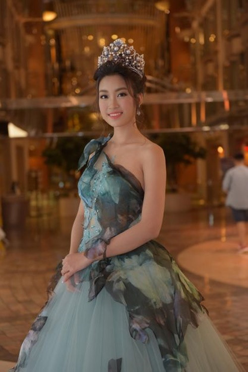 Đỗ Mỹ Linh đối mặt với tin đồn mua giải 12 tỷ đồng chỉ sau ít giờ đăng quang Hoa hậu Việt Nam 2016. Bản thân người đẹp không lên tiếng mà chính phía gia đình cô phủ nhận. “Khi cháu đăng quang, chúng tôi vô cùng bất ngờ, đây là 1 kết quả nằm ngoài cả sự mong đợi. Vậy mà người ta lại nói chúng tôi mua giải. Tin đồn này không chỉ bất công với Mỹ Linh mà còn xúc phạm tới BTC của cuộc thi”, bác của Mỹ Linh chia sẻ.