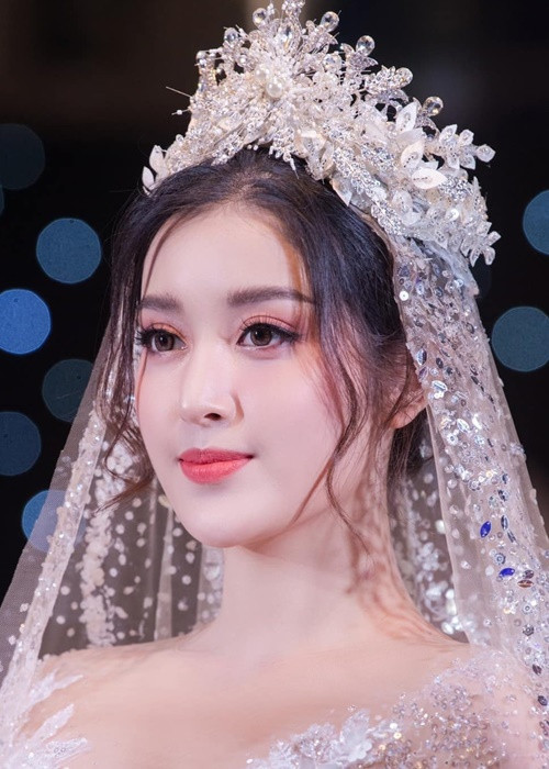 Mới đây, Á hậu Huyền My cập nhật hình ảnh mặc váy cưới. Trước nghi vấn chuẩn bị lên xe hoa, người đẹp phủ nhận. "Chưa thế nào đâu anh ơi em còn lâu lắm luôn", “Chờ có đối tác đã nhé”, Huyền My đáp lại bình luận của bạn bè. Ảnh: FBNV.