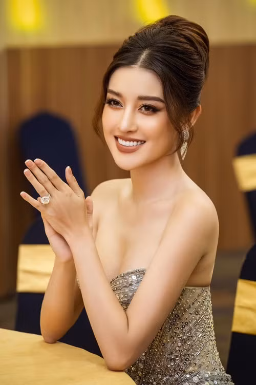 Năm 2020, Huyền My than thở khi đọc được thông tin đã kết hôn rồi sinh con. "Thôi chết rồi, em nào đã lấy chồng sinh con, tai hại quá", người đẹp cho hay. Ảnh: FBNV.