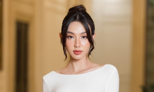 Lo anh chup cung 2 “tu ong”, Hoa hau Thuy Tien phan ung gi?-Hinh-2
