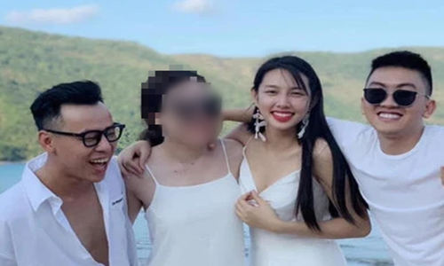 Lo anh chup cung 2 “tu ong”, Hoa hau Thuy Tien phan ung gi?