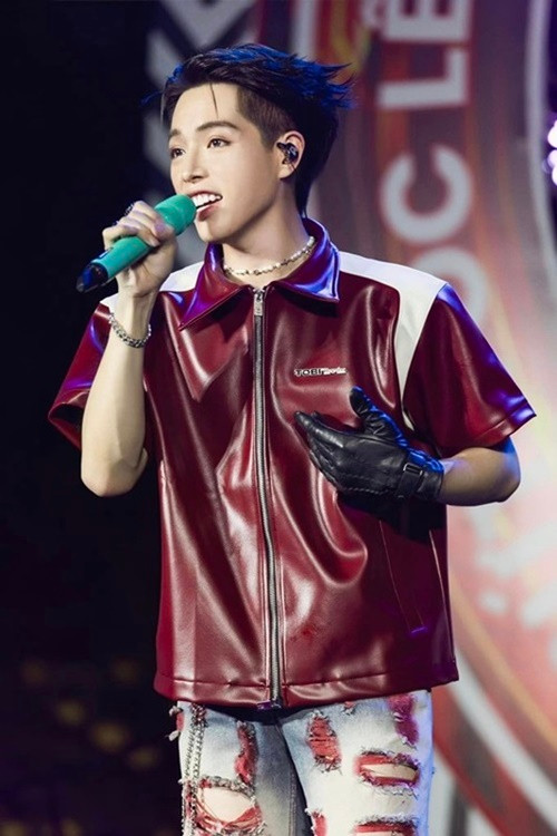 Khi chưa phẫu thuật thẩm mỹ, ca sĩ Đức Phúc bị miệt thị ngoại hình. Anh cho rằng những người buông lời miệt thị thích chê bai, ức hiếp những người yếu thế hơn. Theo Đức Phúc, anh thấu hiểu những tổn thương do những lời nhận xét tiêu cực về ngoại hình. Bởi vậy, anh mong khán giả nên thận trọng hơn trước khi đưa ra lời phán xét về người khác.