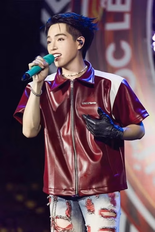 Khi chưa phẫu thuật thẩm mỹ, ca sĩ Đức Phúc bị miệt thị ngoại hình. Anh cho rằng những người buông lời miệt thị thích chê bai, ức hiếp những người yếu thế hơn. Theo Đức Phúc, anh thấu hiểu những tổn thương do những lời nhận xét tiêu cực về ngoại hình. Bởi vậy, anh mong khán giả nên thận trọng hơn trước khi đưa ra lời phán xét về người khác.