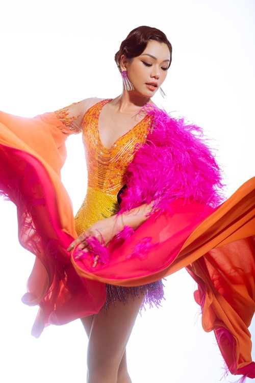 Trong 7 năm qua, nữ ca sĩ phải đeo corset 12 xương thép vì rất sợ bị đánh giá ngoại hình. “Mỗi lần đi diễn về, tôi chỉ mong làm ơn đừng ai chụp hình. Tôi sợ bị chụp hình lắm, sợ vô cùng”, Phương Vy kể. Bây giờ nữ ca sĩ yêu cơ thể, bản thân mình rất nhiều.