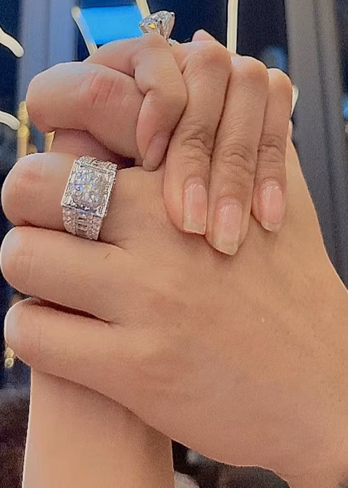 Tài khoản P.W được lập cách đây không lâu, chỉ đăng tải hình ảnh Nam Em, khoảnh khắc bàn tay một cô gái nắm bàn tay một chàng trai. Ảnh: FBNV.