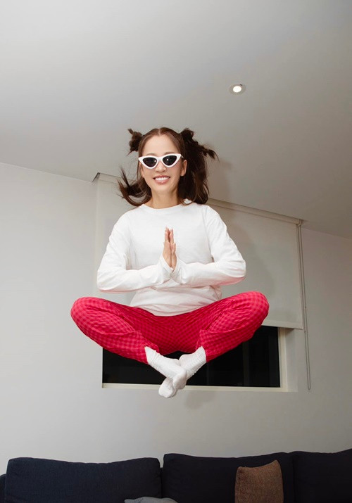 Puka tạo dáng nhí nhảnh.