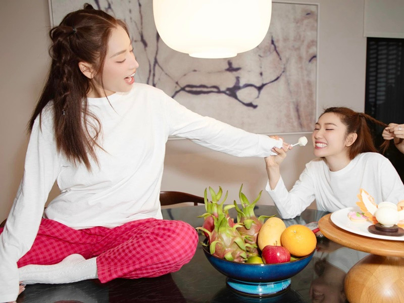 Trong lễ ăn hỏi của Puka, Thúy Ngân là một trong số những phù dâu.