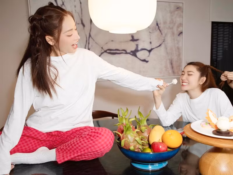 Trong lễ ăn hỏi của Puka, Thúy Ngân là một trong số những phù dâu.