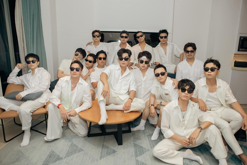 Hội nhà trai: S.T, Gil Lê, Duy Khánh, Ngô Kiến Huy, Anh Tú, Jun Phạm, Lê Dương Bảo Lâm, Trường Giang... diện trang phục tông trắng, đeo kính đen.