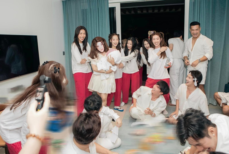 Tối ngày 3/11, Puka - Gin Tuấn Kiệt tổ chức tiệc độc thân. Huỳnh Lập bất ngờ đóng giả Nhã Phương và con trai của nữ diễn viên khiến Trường Giang bất ngờ.