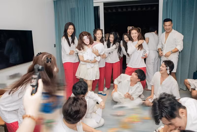 Tối ngày 3/11, Puka - Gin Tuấn Kiệt tổ chức tiệc độc thân. Huỳnh Lập bất ngờ đóng giả Nhã Phương và con trai của nữ diễn viên khiến Trường Giang bất ngờ.