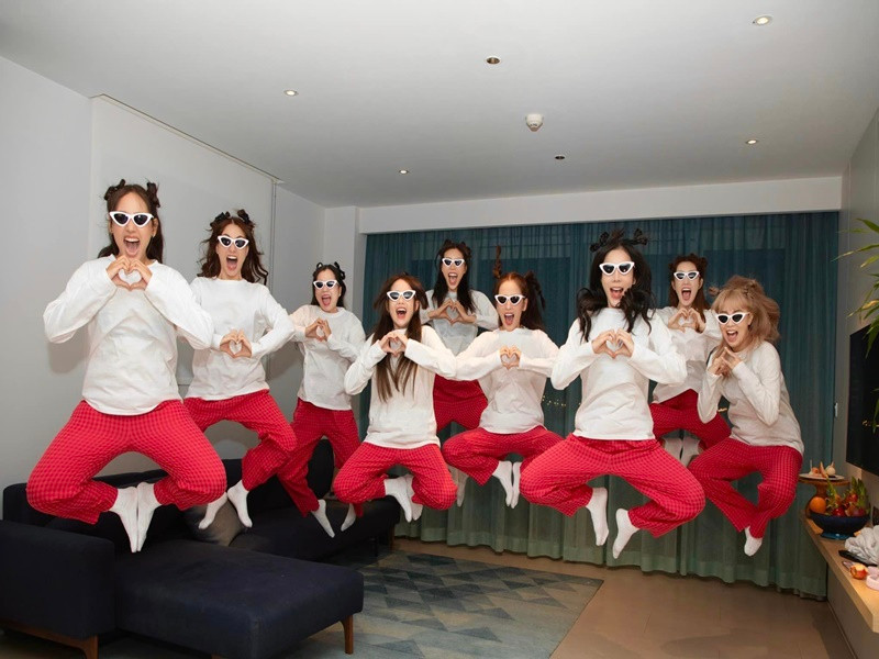 Khoảnh khắc đáng yêu của cô dâu và hội bạn thân.