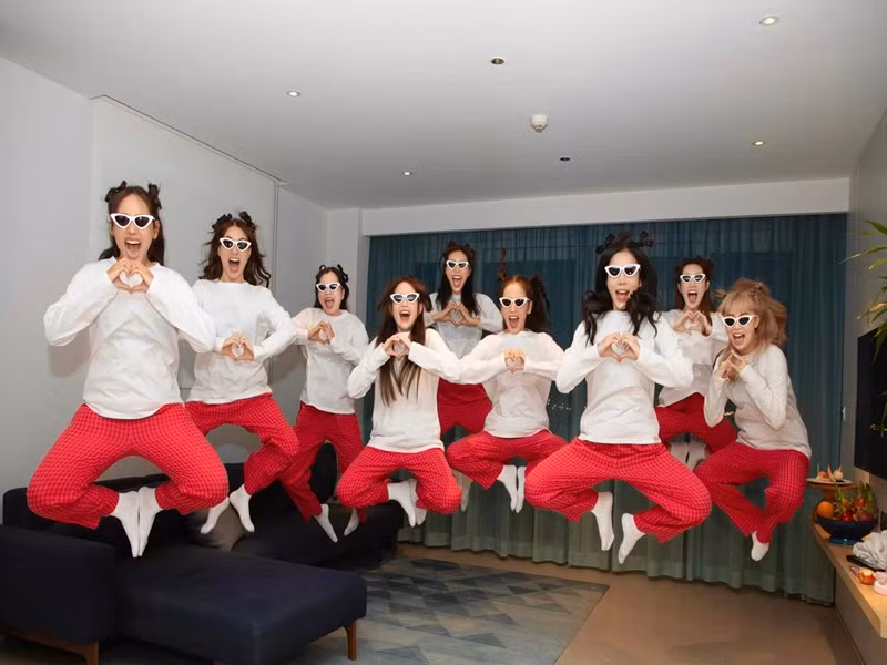 Khoảnh khắc đáng yêu của cô dâu và hội bạn thân.