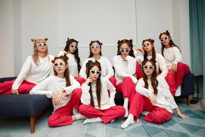 Cô dâu và dàn nữ nghệ sĩ diện đồ ngủ giống nhau.