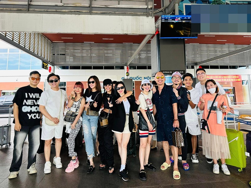 Nhiều nghệ sĩ đến Cam Ranh vào rạng sáng ngày 4/11 như: Vợ chồng Thu Trang - Tiến Luật, Hứa Minh Đạt, vợ chồng Mạc Văn Khoa, Hoa hậu Khánh Vân, Nam Thư, Đại Nghĩa, Sĩ Thanh. Chiều tối nay, dàn sao Việt sẽ dự đám cưới của Gin Tuấn Kiệt.