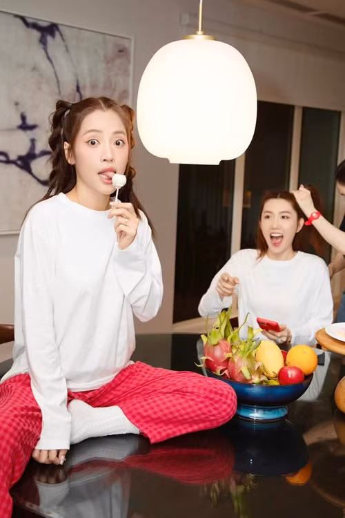 Puka chia sẻ: "Nhà gái... lên chị em ơi. Hãy xem đến cuối. Hãy vui đến cuối".