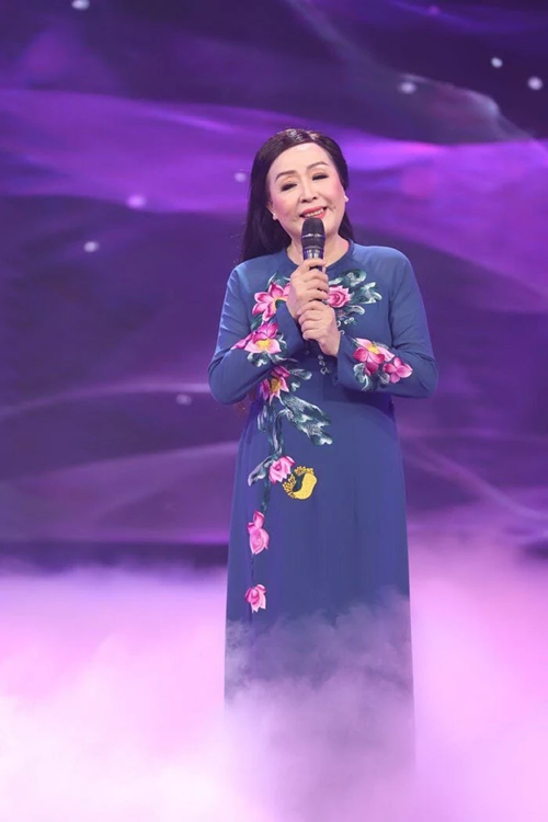 Nữ nghệ sĩ yêu những buổi sáng thức dậy, bà lo mọi việc trong nhà, chồng đi tập thể dục và bao giờ cũng chờ nhau ăn sáng. Ảnh: Báo Giao Thông.