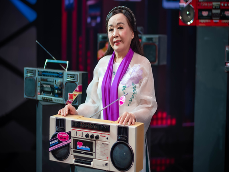 Vợ chồng NSND Thu Hiền không sống cùng các con mà ở riêng. “Chúng tôi nghĩ rất thoáng, thời buổi này không sống chung với các con, để các con được tự do. Các con cháu vẫn qua nhà thăm nom chăm sóc chúng tôi thường xuyên”, bà kể. Ảnh: VTV.