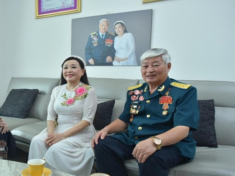 Theo Đang Yêu, nghệ sĩ Thu Hiền yêu chồng vì ông sống giản dị, biết thông cảm và sẻ chia. Ngoài tình chồng vợ, vợ chồng Thu Hiền còn là người anh, người em, là bạn bè và cũng là đồng đội. Ảnh: Vietnamnet.