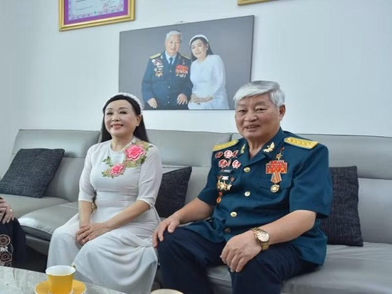 Theo Đang Yêu, nghệ sĩ Thu Hiền yêu chồng vì ông sống giản dị, biết thông cảm và sẻ chia. Ngoài tình chồng vợ, vợ chồng Thu Hiền còn là người anh, người em, là bạn bè và cũng là đồng đội. Ảnh: Vietnamnet.