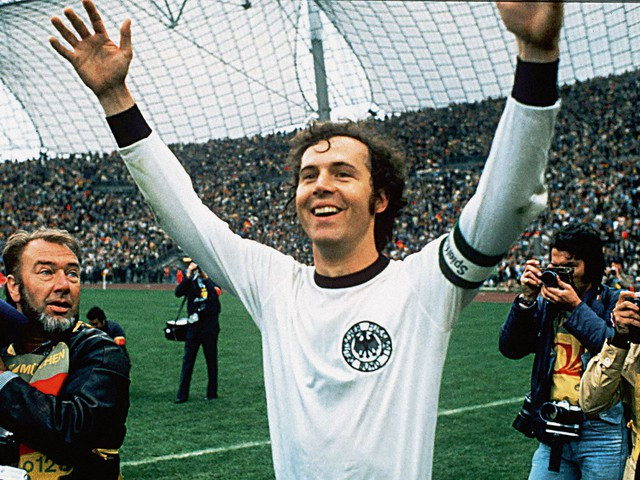 4. Frank Beckenbauer (Đức): Trong bảng xếp hạng này, Beckenbauer là cầu thủ duy nhất chơi ở hàng thủ. Ông chính là hạt nhân đem lại chất thép cho hàng thủ tuyển Đức khi đội lên ngôi ở Euro 1972 và World Cup 1974. Ở màu áo CLB, Beckenbauer cùng Bayern có 3 lần vô địch European Cup (tiền thân của Cúp C1) và 4 lần vô địch Bundesliga. Beckenbauer từng 2 lần giành Quả bóng vàng vào năm 1972, 1976. Ngoài ra, ông có 2 lần về nhì, một lần về thứ 3.