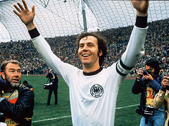 4. Frank Beckenbauer (Đức): Trong bảng xếp hạng này, Beckenbauer là cầu thủ duy nhất chơi ở hàng thủ. Ông chính là hạt nhân đem lại chất thép cho hàng thủ tuyển Đức khi đội lên ngôi ở Euro 1972 và World Cup 1974. Ở màu áo CLB, Beckenbauer cùng Bayern có 3 lần vô địch European Cup (tiền thân của Cúp C1) và 4 lần vô địch Bundesliga. Beckenbauer từng 2 lần giành Quả bóng vàng vào năm 1972, 1976. Ngoài ra, ông có 2 lần về nhì, một lần về thứ 3.