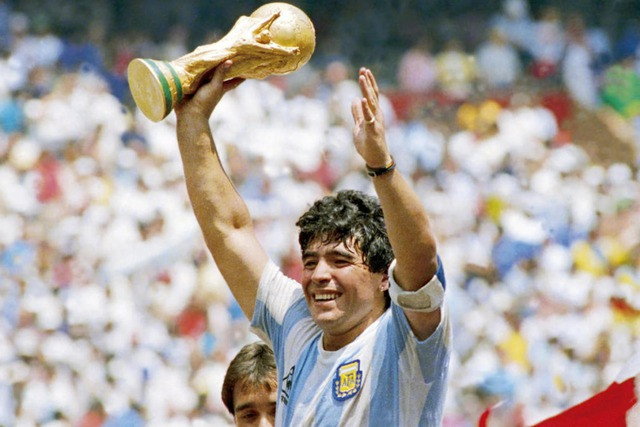 2. Diego Maradona (Argentina): "Cậu bé vàng" Diego Maradona chính là niềm tự hào của bóng đá Argentina. Ông trở thành đầu tàu, đưa đội nhà lên ngôi ở World Cup 1986. Đây cũng là giải đấu Maradona tạo ra bàn thắng bằng "Bàn tay của Chúa" và có pha đi bóng ghi bàn đi vào lịch sử. Maradona cũng là huyền thoại của CLB Napoli. Ông cùng đại diện nước Ý bỏ túi 5 danh hiệu, bao gồm 2 Serie A. Đến nay, sân nhà đội bóng được đặt theo tên của ông.