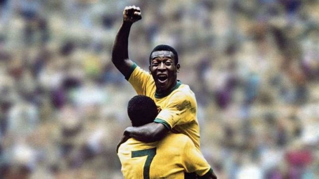 3. Pele (Brazil): Pele là cầu thủ duy nhất sở hữu 3 lần vô địch World Cup. Bên cạnh đó, ông được biết tới bởi kỹ năng ghi bàn siêu hạng. Ông ghi tổng cộng 1279 bàn trong suốt sự nghiệp (tính cả các trận không chính thức). Đáng tiếc cho Pele bởi ông chưa từng giành Quả bóng vàng do thời điểm đó, danh hiệu này không được tao cho các cầu thủ nằm ngoài châu Âu. Ông từng được vinh danh là Cầu thủ của thế kỷ trong cuộc bầu chọn do Liên đoàn Thống kê và Lịch sử Bóng đá Thế giới tổ chức. Trong suốt hàng thập kỷ, Pele trở thành thần tượng, người truyền cảm hứng cho các cầu thủ trẻ tìm đến với trái bóng.
