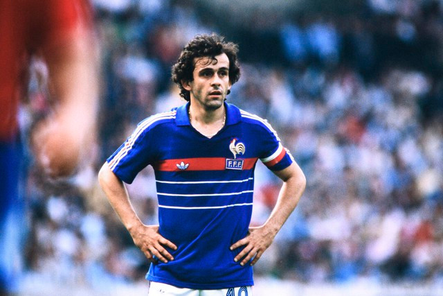 9. Michel Platini (Pháp): Huyền thoại bóng đá Pháp Michel Platini là người đã dẫn dắt đội nhà đến chức vô địch Euro 1984. Trong sự nghiệp, ông cũng từng 3 lần giành danh hiệu Quả bóng vàng vào các năm 1983, 1984, 1985. Tại lễ trao giải Siêu Quả bóng vàng vào năm 1989, ông cũng giành được vị trí thứ 3 chung cuộc. Khi FIFA tổ chức bầu chọn cầu thủ của thế kỷ vào năm 2000, Platini giành hạng 7.
