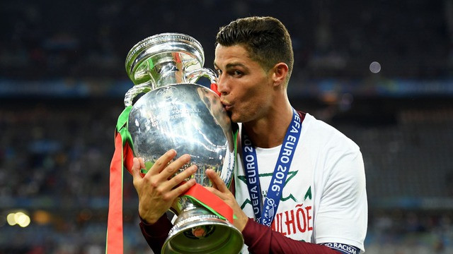 8. Cristiano Ronaldo (Bồ Đào Nha): Ronaldo có lẽ là cầu thủ xuất sắc nhất bóng đá Bồ Đào Nha từng sản sinh ra. Đến lúc này, tiền đạo của Al Nassr đã 5 lần giành danh hiệu Quả bóng vàng, 5 lần vô địch Cúp C1 và cùng các đồng đội giành chức vô địch Euro lịch sử năm 2016. Không chỉ vậy, Ronaldo còn đang giữ kỷ lục là cầu thủ ghi bàn vĩ đại nhất mọi thời. Điều khiến Ronaldo xếp gần cuối trong Top 10 của 90min nhiều khả năng bởi CR7 vẫn còn thiếu danh hiệu vô địch World Cup. Ronaldo dự kiến sẽ tranh tài ở World Cup 2026 khi đã 41 tuổi để thâu tóm nốt chiếc cúp này.