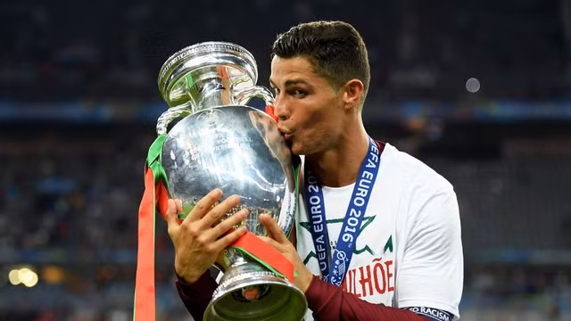 8. Cristiano Ronaldo (Bồ Đào Nha): Ronaldo có lẽ là cầu thủ xuất sắc nhất bóng đá Bồ Đào Nha từng sản sinh ra. Đến lúc này, tiền đạo của Al Nassr đã 5 lần giành danh hiệu Quả bóng vàng, 5 lần vô địch Cúp C1 và cùng các đồng đội giành chức vô địch Euro lịch sử năm 2016. Không chỉ vậy, Ronaldo còn đang giữ kỷ lục là cầu thủ ghi bàn vĩ đại nhất mọi thời. Điều khiến Ronaldo xếp gần cuối trong Top 10 của 90min nhiều khả năng bởi CR7 vẫn còn thiếu danh hiệu vô địch World Cup. Ronaldo dự kiến sẽ tranh tài ở World Cup 2026 khi đã 41 tuổi để thâu tóm nốt chiếc cúp này.