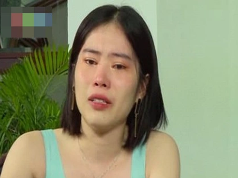 Trong một chương trình năm 2020, Nam Em bật khóc khi tâm sự về tình duyên lận đận. Dân Việt dẫn lời người đẹp: "Tôi chọn cách tìm một người đàn ông để dựa dẫm vào, nhưng cuối cùng họ lại biến mất. Những ngày sau đó tôi bắt đầu tìm cách thế chỗ vị trí của họ, người này đi rồi người kia lại đến. Tôi cho phép trái tim rung động với bất cứ người nào mình gặp. Yêu mà không cần quan tâm gì hết, về tiền bạc, vật chất. Thậm chí người đó nghèo hơn, tôi có thể nuôi. Nhưng rồi đổi lại tôi là người tổn thương". Ảnh: Dân Việt.