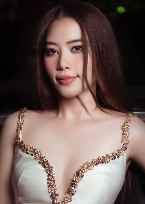 Trong chương trình năm 2021, Nam Em cho biết, cô bị cuốn vào những người đàn ông đã có người yêu nhưng lại nói dối mình vẫn độc thân. “Lúc nào tôi cũng tin họ nói thật, hoặc có thể do độ tin cậy của họ lớn quá”, Báo Giao Thông dẫn lời người đẹp. Đến khi phát hiện sự thật, Nam Em rất sốc. Ảnh: FBNV.