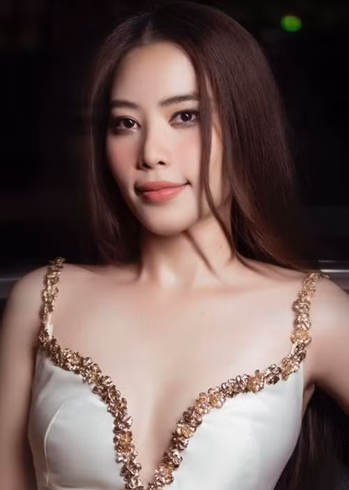 Trong chương trình năm 2021, Nam Em cho biết, cô bị cuốn vào những người đàn ông đã có người yêu nhưng lại nói dối mình vẫn độc thân. “Lúc nào tôi cũng tin họ nói thật, hoặc có thể do độ tin cậy của họ lớn quá”, Báo Giao Thông dẫn lời người đẹp. Đến khi phát hiện sự thật, Nam Em rất sốc. Ảnh: FBNV.