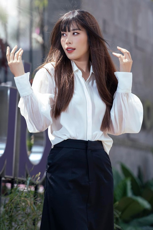 Trong cuộc phỏng vấn với Saostar tháng 3/2023, Nam Em cho biết, năm 24 tuổi, cô bị hụt trong cảm xúc, để cho sức khỏe gặp vấn đề. Lúc đó người đẹp hối hận, không hiểu vì sao bản thân lại như thế và cũng hứa không yêu ai nữa. Tuy nhiên, cuối cùng cô vẫn đâm đầu vào yêu. Ảnh: FBNV.