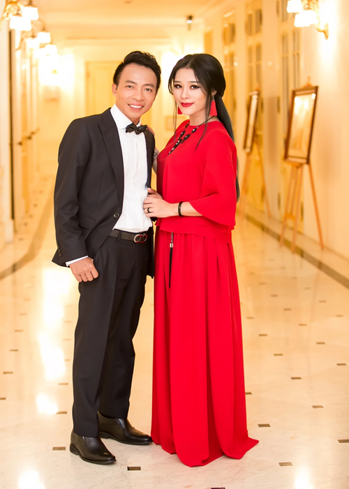 Vợ chồng Việt Hoàn từng vỡ mộng về nhau. "Anh Hoàn luôn coi tôi là bé nhỏ, chưa biết gì cần được dạy dỗ, ra sức bẻ thẳng cái cành mộc xù xì. Còn tôi cưỡng lại, ghìm lại đôi lúc đối phó và nóng nảy. Giai đoạn đó tôi đã mất bình tĩnh rất nhiều, hay khóc, hay tủi thân. Sau này khi vượt qua, tôi mới thấy mình đã trưởng thành mạnh mẽ như thế nào", Hoa Trần chia sẻ trong cuộc phỏng vấn với Vietnamnet. Ảnh: Dân Trí.